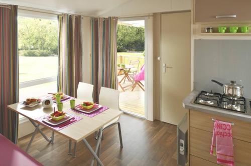Camping Le Marqueval - Mobile home Loggia 25m² + terrace - 2 Bedrooms - Photo 3