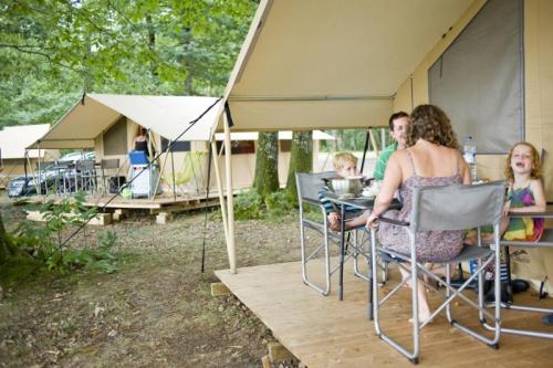 Huttopia Lac de Sillé - Classic V Wood & Canvas tent - Photo 2