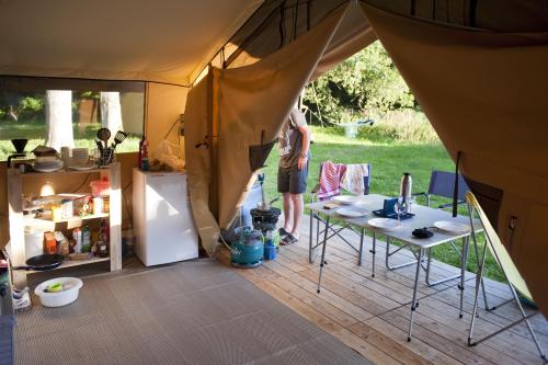 Huttopia Lac de Sillé - Classic V Wood & Canvas tent - Photo 3
