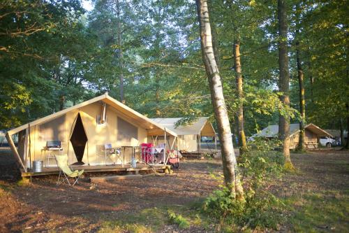Huttopia Lac de Sillé - Trappeur poêle Wood & Canvas tent - Photo 1