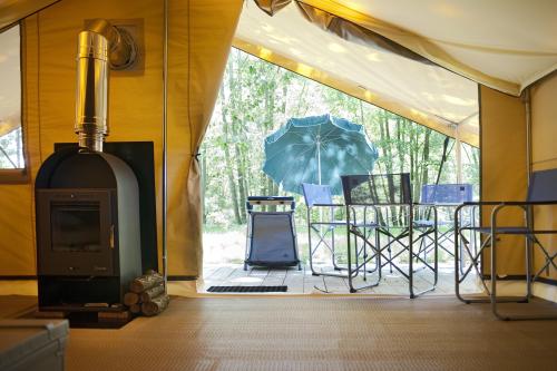 Huttopia Lac de Sillé - Trappeur poêle Wood & Canvas tent - Photo 2