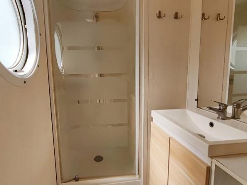 Flower Camping Bleu Soleil - Mobile-home Confort 30 m² (3 bedrooms) Half-covered terrace - Photo 4