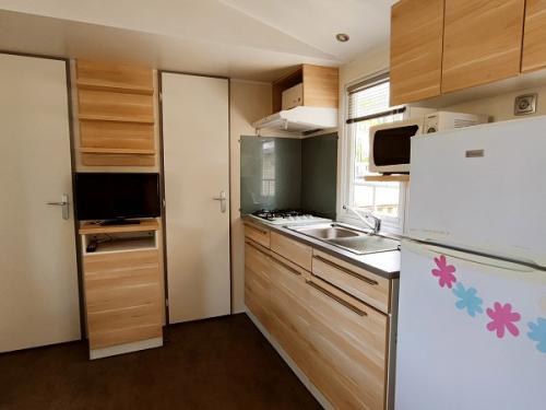 Flower Camping Bleu Soleil - Mobile-home Confort 30 m² (3 bedrooms) Half-covered terrace - Photo 5