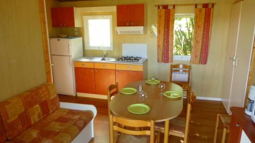 Camping Bleu Soleil - Chalet Goa with TV and heating - 3 bedrooms - Photo 4