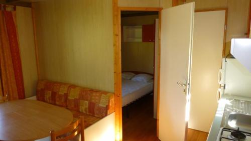 Camping Bleu Soleil - Chalet Goa with TV and heating - 3 bedrooms - Photo 5