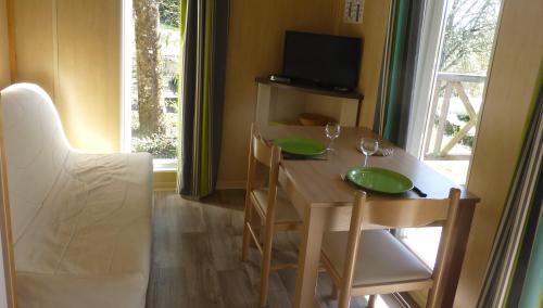 Camping Bleu Soleil - Chalet Noisette with TV and heating - 1 bedroom - Photo 5