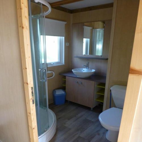 Camping Bleu Soleil - Chalet Noisette with TV and heating - 1 bedroom - Photo 7