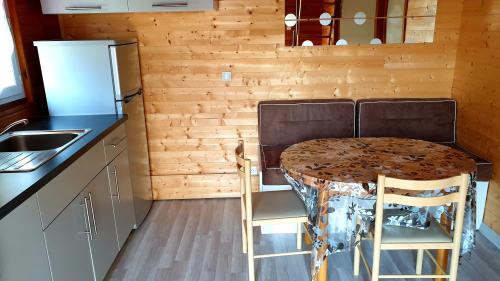 Camping Bois de Gravière - Chalet Tradition 4 personnes confort 21m² (1 Room + Mezzanine + terrace) - Photo 4