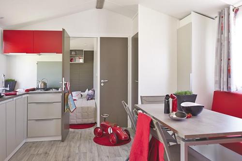 Camping Bois de Gravière - Chalet Mobile Bermude 30m ² (3 rooms + Terrace) - Photo 2