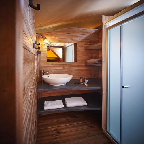 Camping L'Ombrage - Lodge Nature Luxe D (35m², 2 bedrooms, private sanitary) - Photo 5