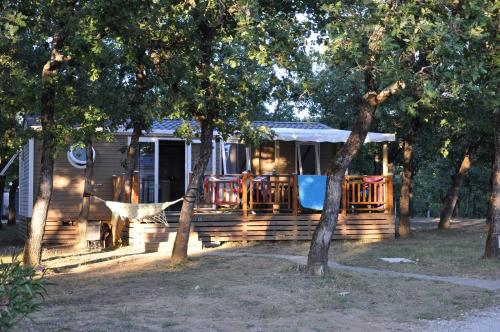 Camping L'Ombrage - Mobile home CONFORT S (35m², 3 bedrooms - terrace) - Photo 2