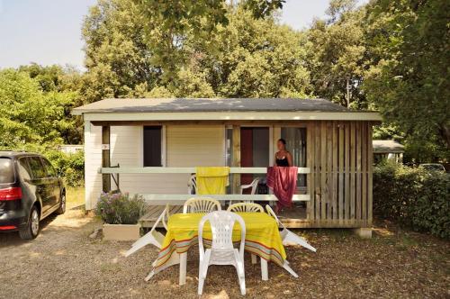 Flower Camping Domaine de Gajan - Chalet ECO 27m² (2 Bedrooms - Covered terrace 15m²) + TV - Photo 10