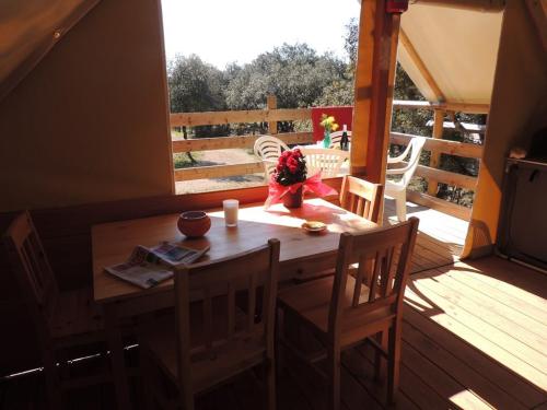 Flower Camping Domaine de Gajan - Canvas bungalow Confort SAFARI 20m² (2 Bedrooms - without private facilities) + Half-covered terrace - Photo 2