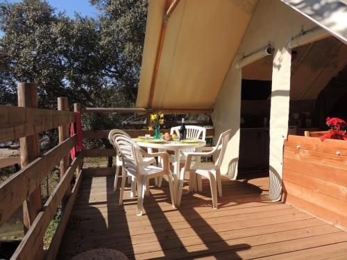 Flower Camping Domaine de Gajan - Canvas bungalow Confort SAFARI 20m² (2 Bedrooms - without private facilities) + Half-covered terrace - Photo 3