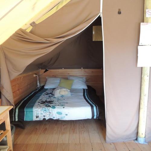 Flower Camping Domaine de Gajan - Canvas bungalow Confort SAFARI 20m² (2 Bedrooms - without private facilities) + Half-covered terrace - Photo 5