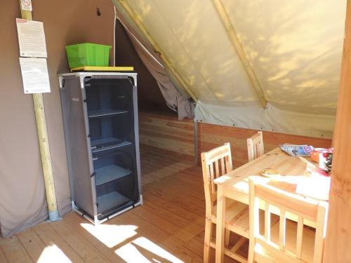 Flower Camping Domaine de Gajan - Canvas bungalow Confort SAFARI 20m² (2 Bedrooms - without private facilities) + Half-covered terrace - Photo 6