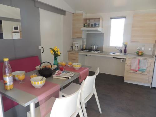 Flower Camping Domaine de Gajan - Mobile Home Confort + LIFE Wheelchair access 32m² + TV (2 bedrooms) - Covered terrace 15m² - Photo 6