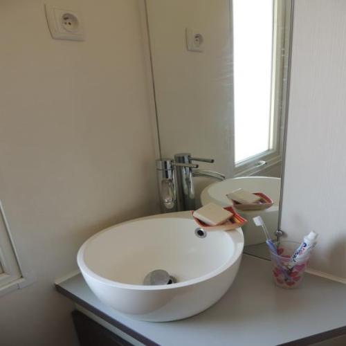 Flower Camping Domaine de Gajan - Mobil-home Confort + SUNNY 20m² (2 Bedrooms - Covered terrace) + TV - Photo 8
