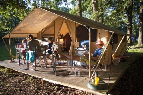Huttopia Les Châteaux - Classic IV Wood & Canvas tent - Photo 1