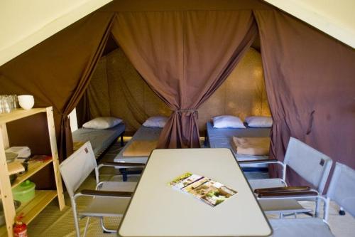 Huttopia Les Châteaux - Classic IV Wood & Canvas tent - Photo 2