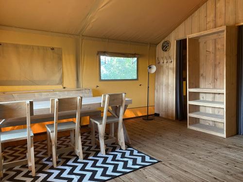Camping De Vinkenkamp - Safari tent (6-person) - Photo 7