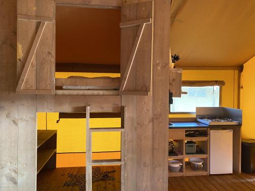 Camping De Vinkenkamp - Safari tent (6-person) - Photo 8