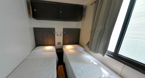 Tahiti Camping & Thermae Bungalow Park - 'Lilla' mobile home - 30m² - 2 bedrooms - Photo 2