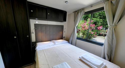 Tahiti Camping & Thermae Bungalow Park - 'Lilla' mobile home - 30m² - 2 bedrooms - Photo 3