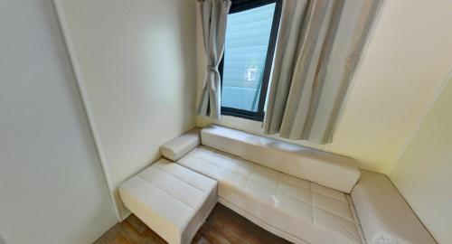 Tahiti Camping & Thermae Bungalow Park - 'Lilla' mobile home - 30m² - 2 bedrooms - Photo 4