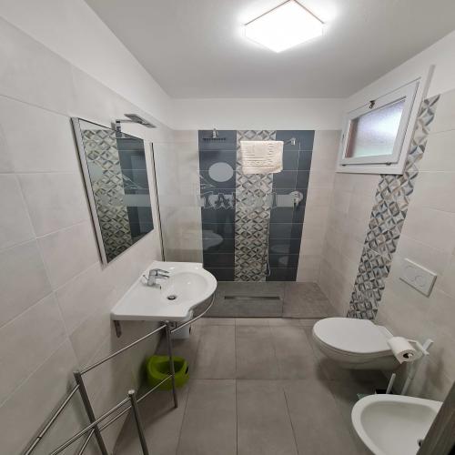 Tahiti Camping & Thermae Bungalow Park - Chalet Peonia - 28m² - 2 bedrooms - Photo 1