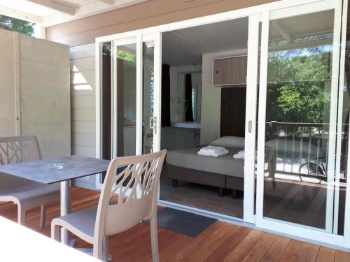 Tahiti Camping & Thermae Bungalow Park - Mobile home 'Tulipano' - 22m² - 1 bedroom - Photo 2