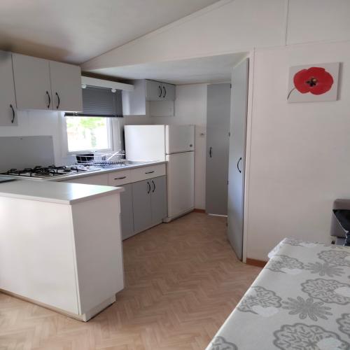 Camping FONTAINE DU ROC - SPACIOUS MOBIL HOME 4 PEOPLE - Photo 7