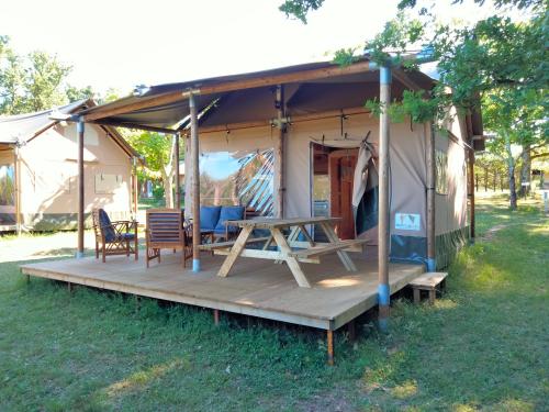 Camping FONTAINE DU ROC - Lodge tent - Photo 1