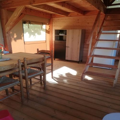 Camping FONTAINE DU ROC - Lodge tent - Photo 8