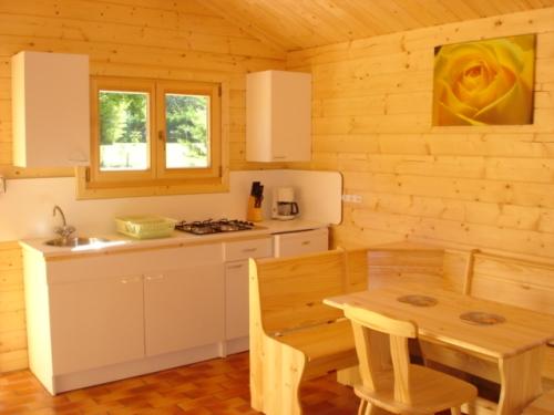 Camping FONTAINE DU ROC - Spacious chalet - Photo 2