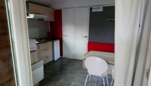 Camping FONTAINE DU ROC - Bungalow 6 p. - Photo 2