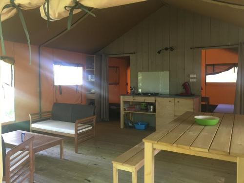 Camping FONTAINE DU ROC - Ultra spacious Safari tent - Photo 3