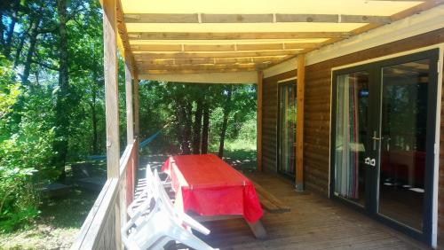 Camping FONTAINE DU ROC - BUNGALOW LUXE 6 p. - Photo 3