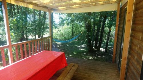 Camping FONTAINE DU ROC - BUNGALOW LUXE 6 p. - Photo 6