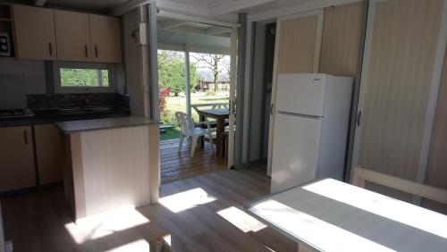 Camping FONTAINE DU ROC - Comfortable cottage - Photo 4