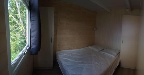 Camping FONTAINE DU ROC - Comfortable cottage - Photo 10