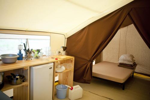 Huttopia Millau - Classic IV Wood & Canvas tent - Photo 2