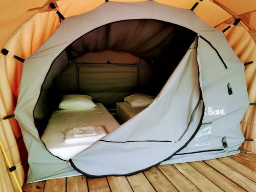 Camping LA MUSE - DK'Bane est une tente 2 places ( 2 matelats ) sur plateforme bois - Photo 3
