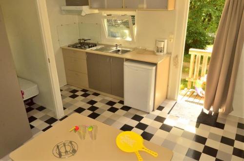 Camping Les Terrasses du Lac - Cottage with air conditionned 26m² (2 bedrooms) - Photo 3