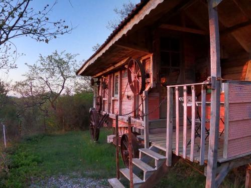 Camping Le Roc del Rey - Unusual accommodation threshing machine / gipsy car - Photo 1