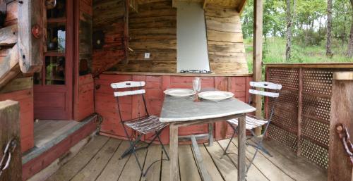 Camping Le Roc del Rey - Unusual accommodation threshing machine / gipsy car - Photo 6