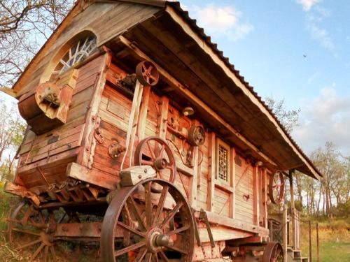 Camping Le Roc del Rey - Unusual accommodation threshing machine / gipsy car - Photo 1