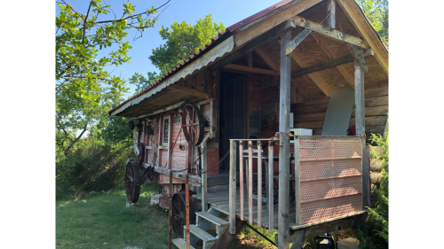 Camping Le Roc del Rey - Unusual accommodation threshing machine / gipsy car - Photo 4