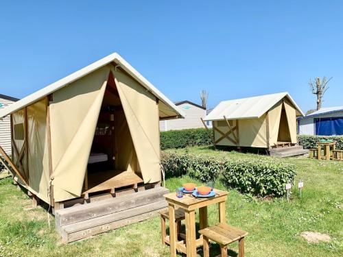 Camping Les Prés de la Mer - Canvas bungalow - Photo 1