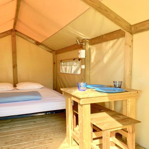 Camping Les Prés de la Mer - Canvas bungalow - Photo 6
